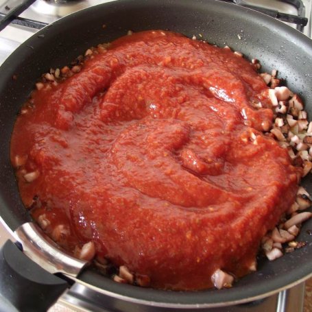 Krok 3 - Spaghetti z parówkami w sosie pomidorowym foto