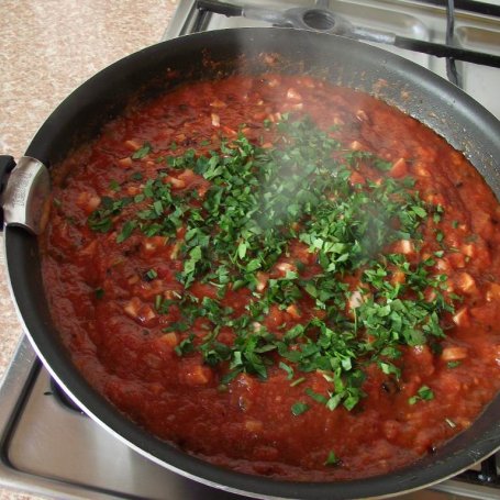 Krok 4 - Spaghetti z parówkami w sosie pomidorowym foto