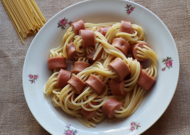 Fotografia przedstawiająca Spaghetti z parówkami
