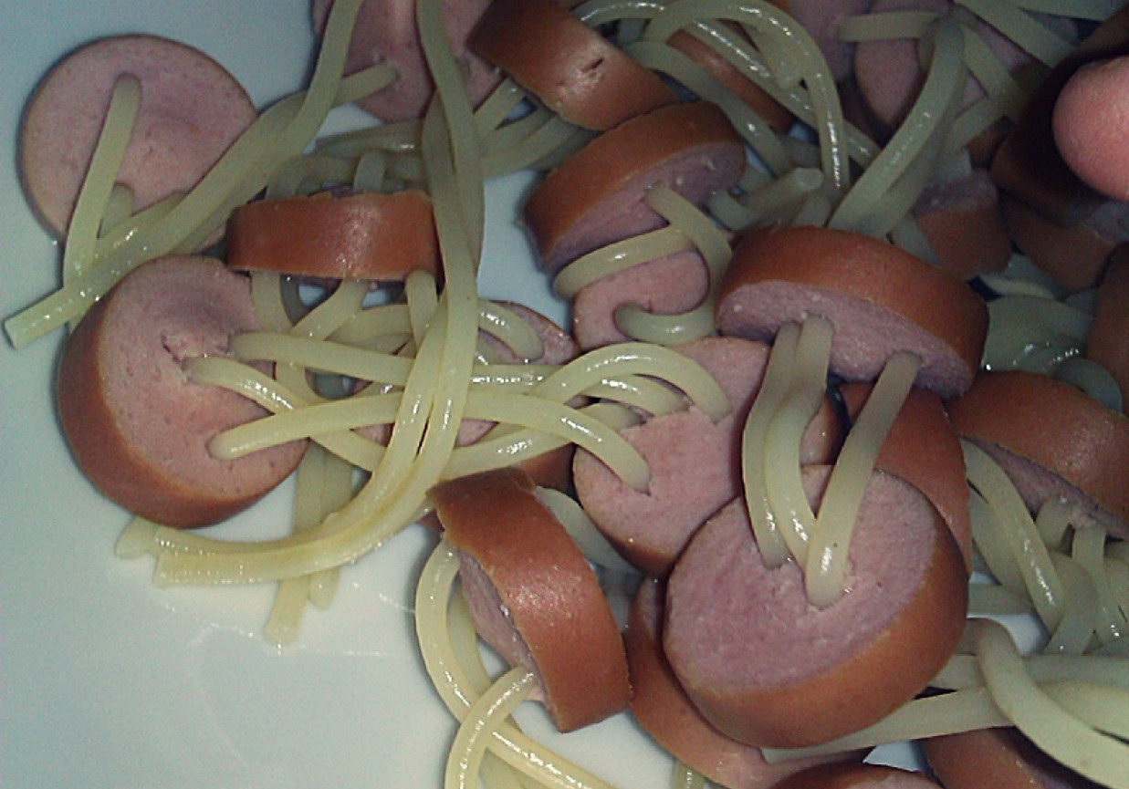 Spaghetti z parówkami foto
