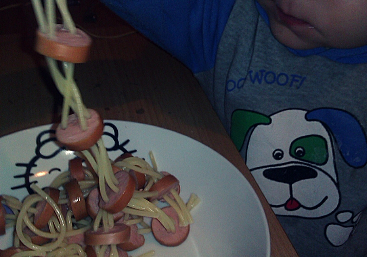 Spaghetti z parówkami foto