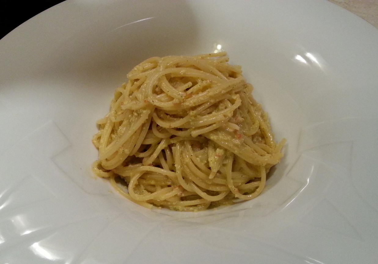 Spaghetti z pesto alla Siciliana foto