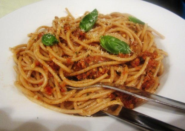Fotografia przedstawiająca Spaghetti z pesto alla siciliana