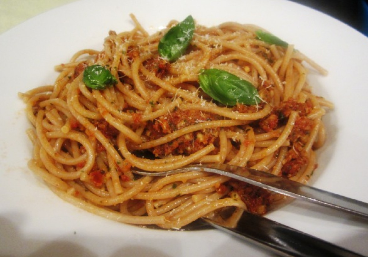 Spaghetti z pesto alla siciliana foto