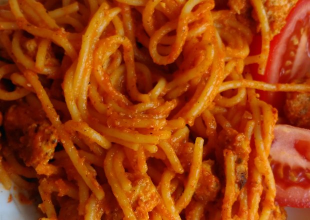 Fotografia przedstawiająca spaghetti z pesto paprykowo-pomidorowym
