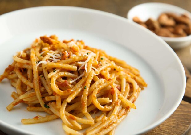 Fotografia przedstawiająca Spaghetti z pesto rosso i pomidorami