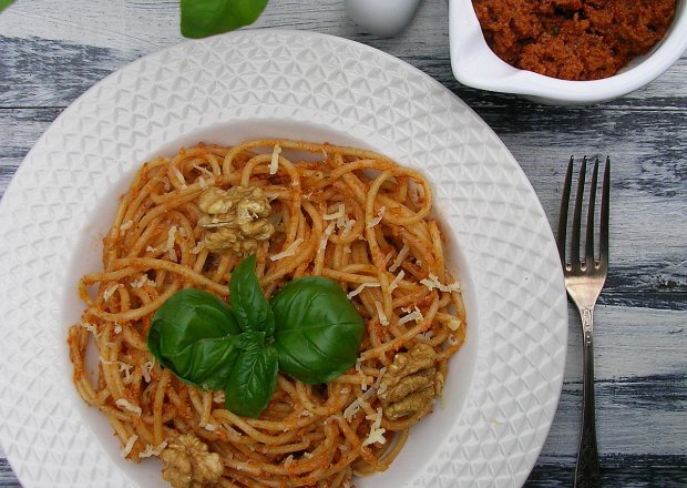 Fotografia przedstawiająca Spaghetti z pesto rosso