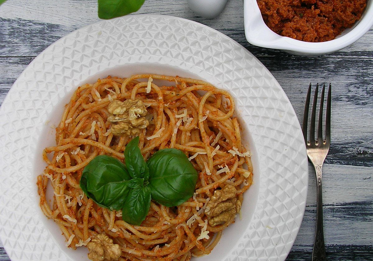 Spaghetti z pesto rosso foto