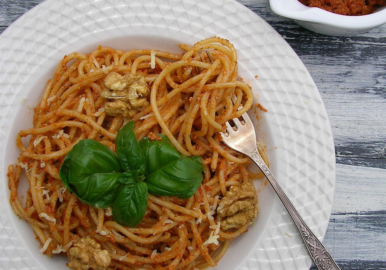 Spaghetti z pesto rosso foto