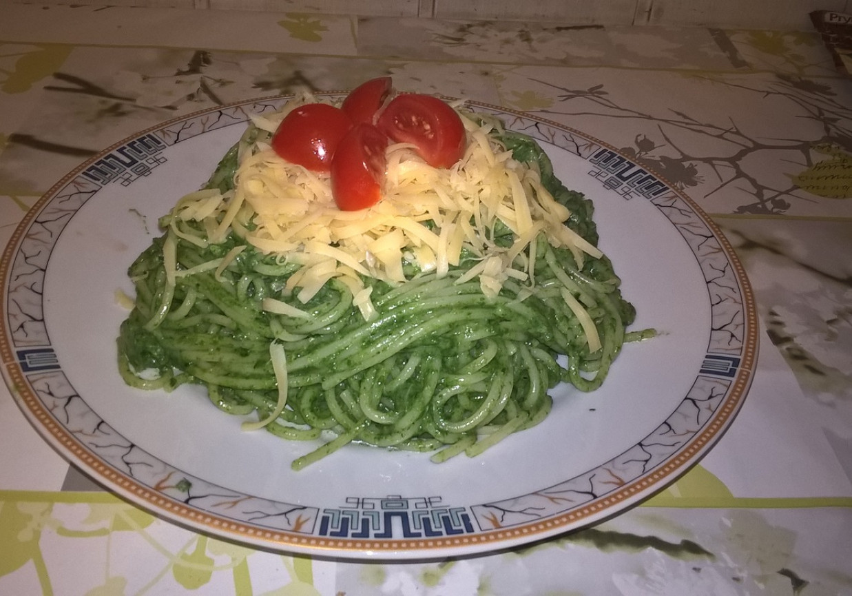 Spaghetti z pesto szpinakowym foto