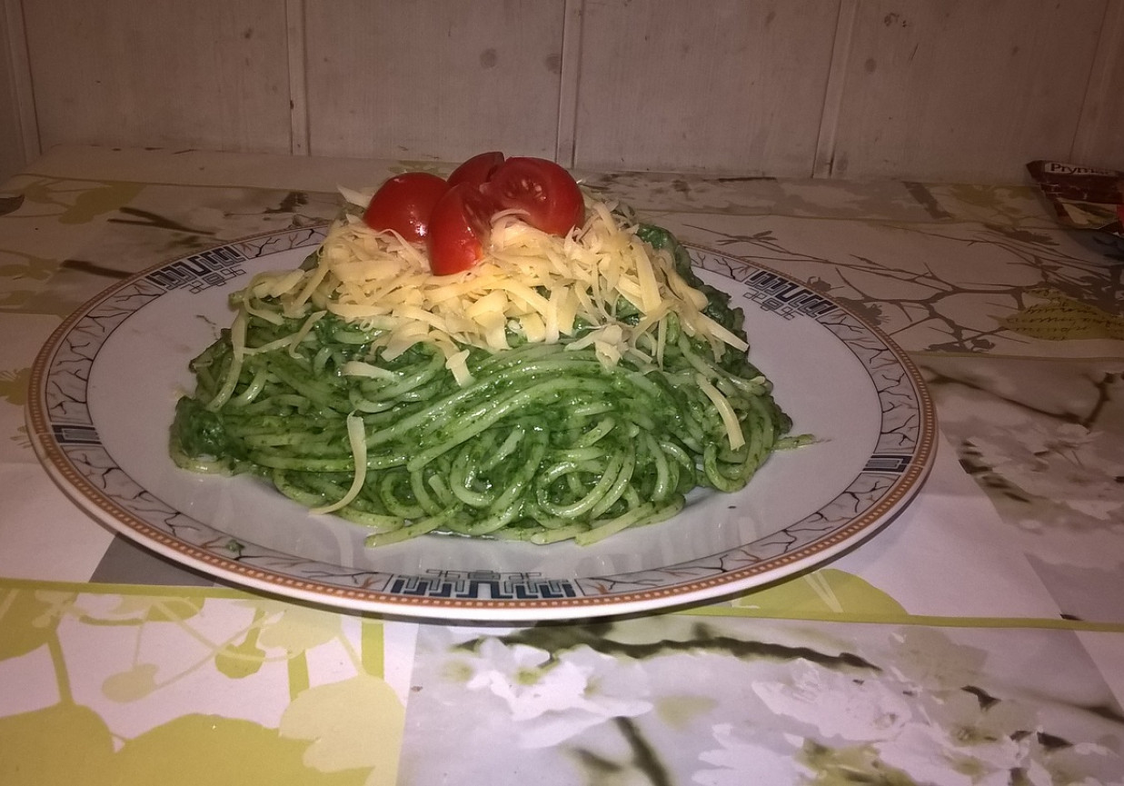 Spaghetti z pesto szpinakowym foto