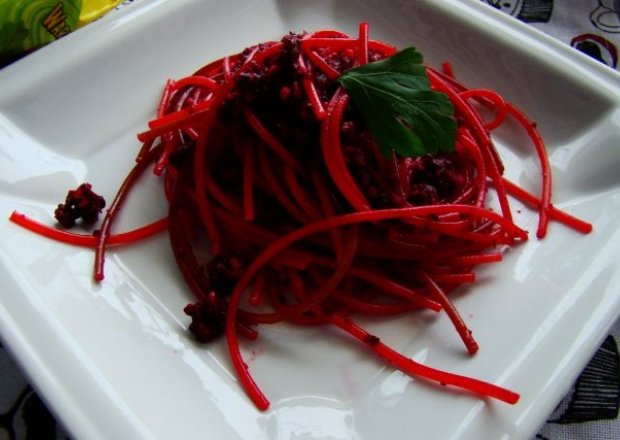 Fotografia przedstawiająca Spaghetti z pesto z buraczków