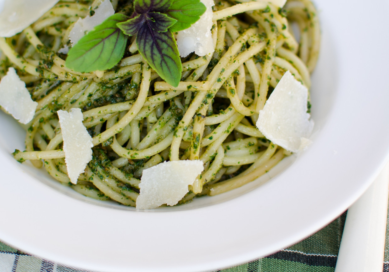 Spaghetti z pesto z pietruszki foto