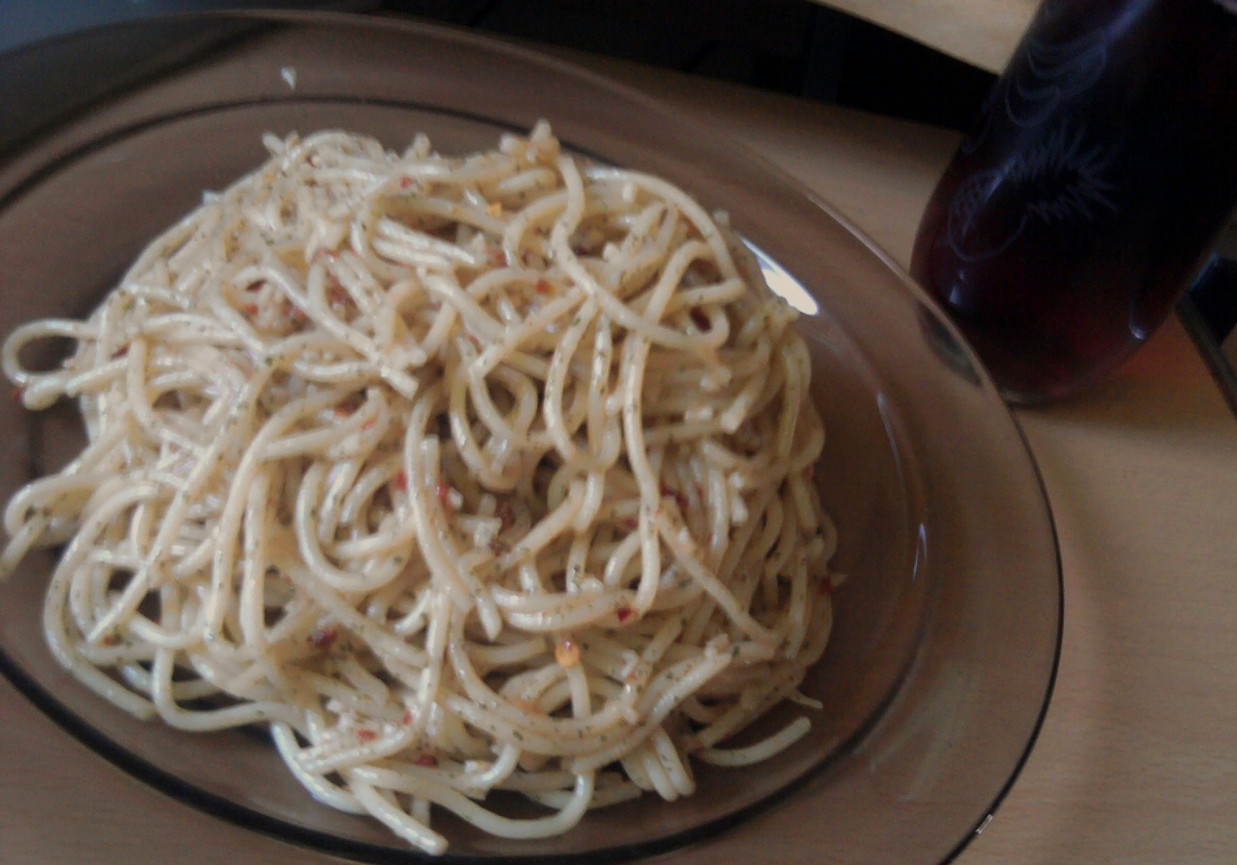 Spaghetti z pesto z suszonych pomidorów foto