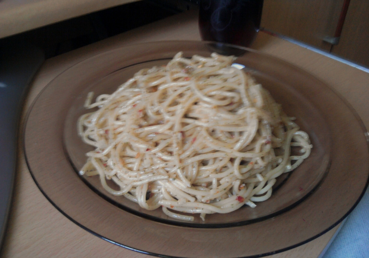 Spaghetti z pesto z suszonych pomidorów foto