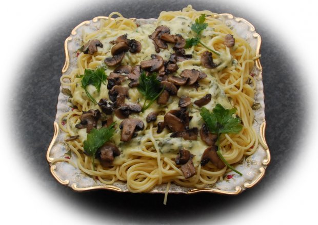 Fotografia przedstawiająca Spaghetti z pieczarkami i serem cheddar
