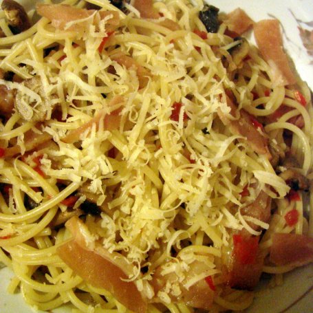 Krok 3 - Spaghetti z pieczarkami, szynką parmeńską i chili foto
