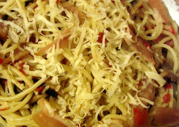 Fotografia przedstawiająca Spaghetti z pieczarkami, szynką parmeńską i chili