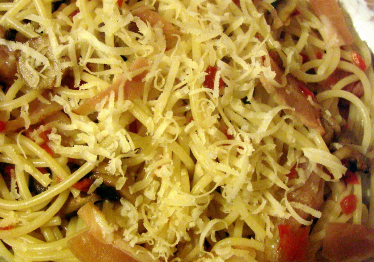 Spaghetti z pieczarkami, szynką parmeńską i chili foto