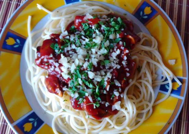 Fotografia przedstawiająca Spaghetti z pieczarkami w sosie pomidorowym