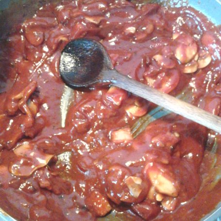 Krok 2 - Spaghetti z pieczarkami w sosie pomidorowym foto