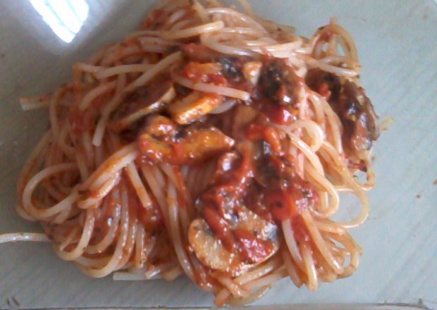 Fotografia przedstawiająca Spaghetti z pieczarkami w sosie pomidorym