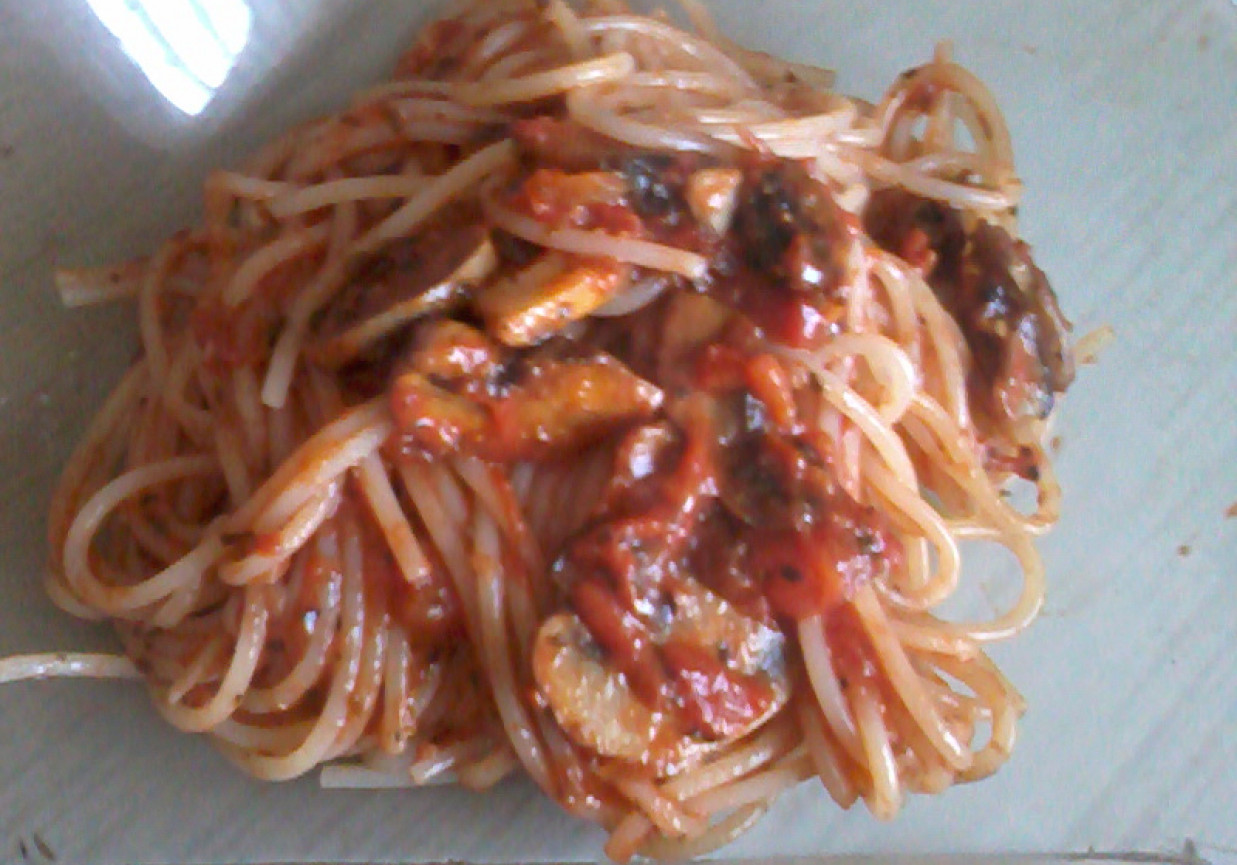 Spaghetti z pieczarkami w sosie pomidorym foto