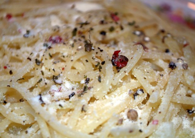 Fotografia przedstawiająca Spaghetti z pieprzem i parmezanem