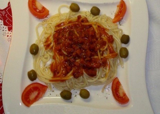 Fotografia przedstawiająca Spaghetti z podsmażaną kiełbaską i cebulką