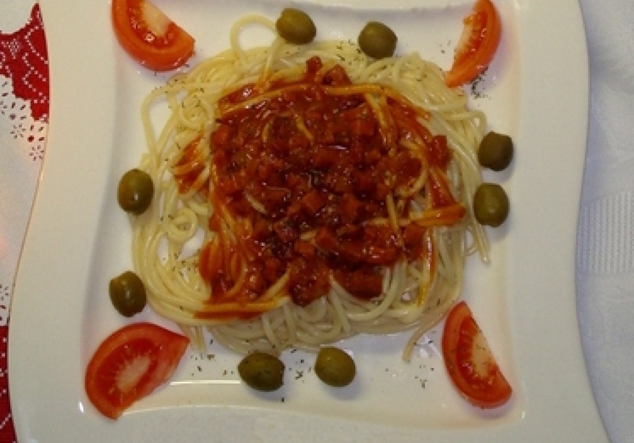 Spaghetti z podsmażaną kiełbaską i cebulką foto