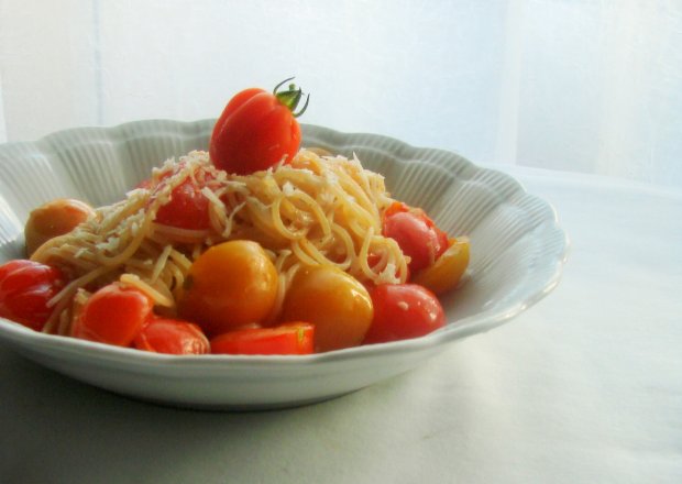 Fotografia przedstawiająca Spaghetti z pomidorami, białym winem i czosnkiem