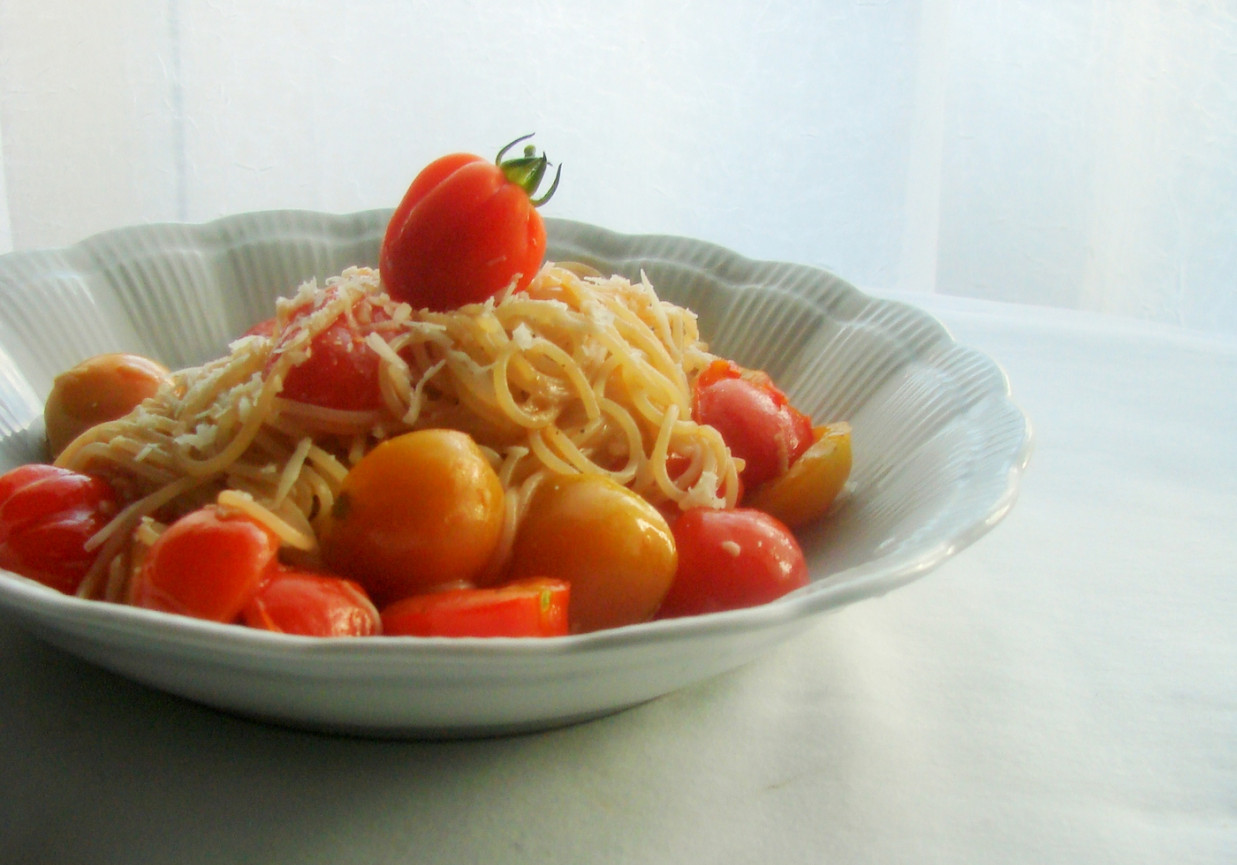 Spaghetti z pomidorami, białym winem i czosnkiem foto