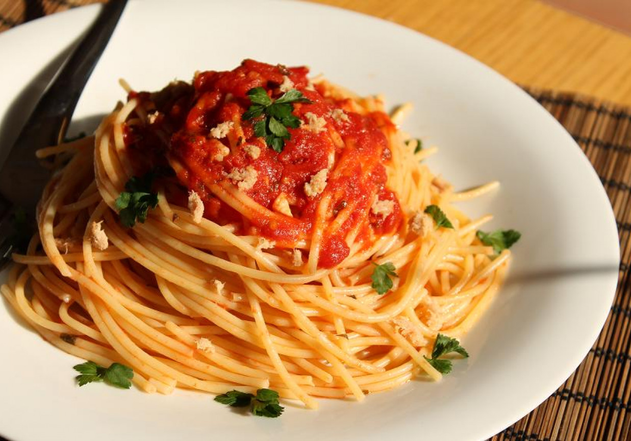 Spaghetti z pomidorami i anchois foto