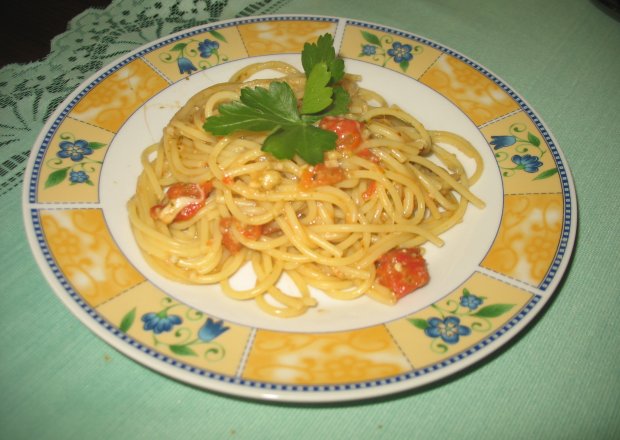 Fotografia przedstawiająca Spaghetti z pomidorami i bazylią.