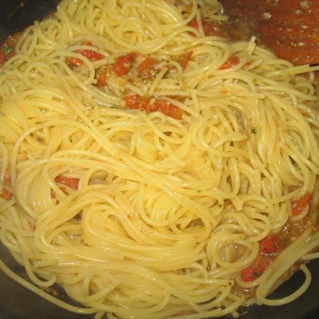 Krok 4 - Spaghetti z pomidorami i bazylią. foto