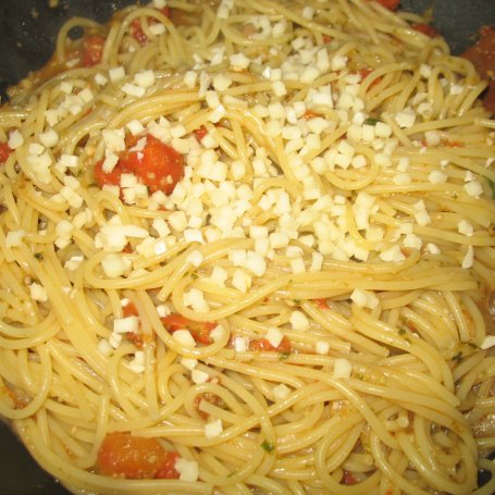 Krok 5 - Spaghetti z pomidorami i bazylią. foto