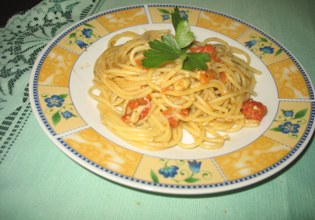 Spaghetti z pomidorami i bazylią. foto