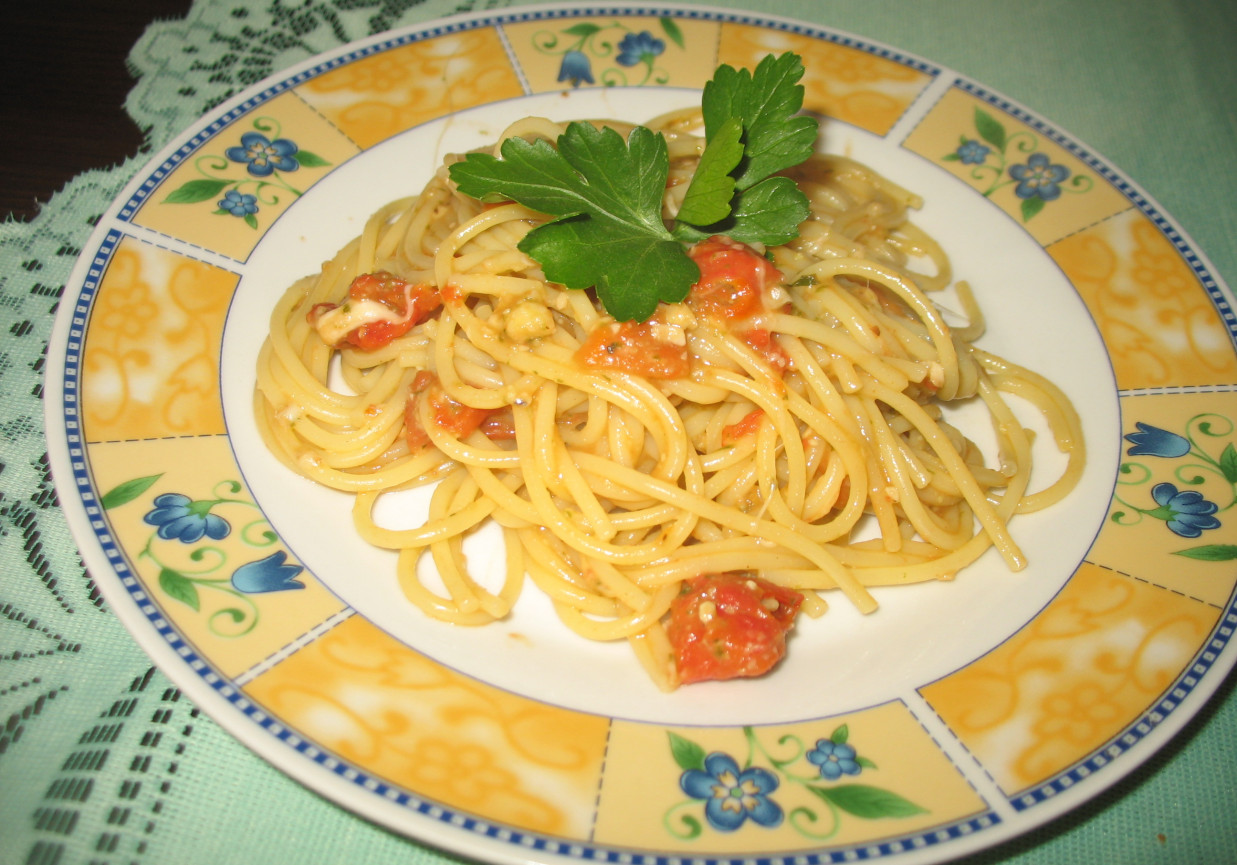 Spaghetti z pomidorami i bazylią. foto