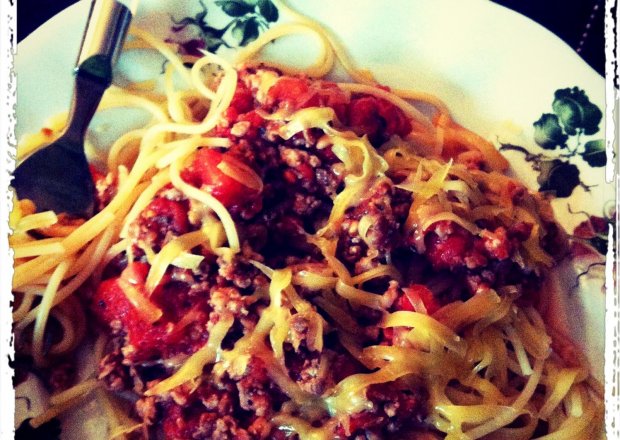 Fotografia przedstawiająca Spaghetti z pomidorami i bazylią