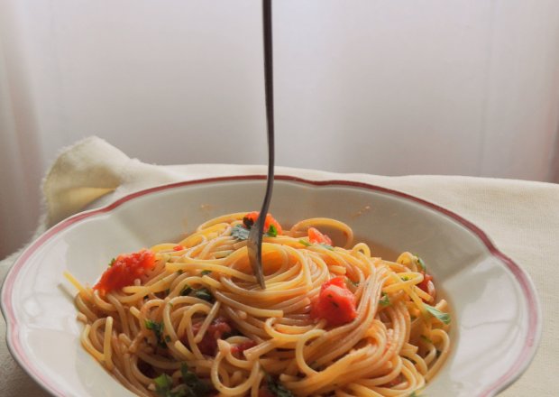Fotografia przedstawiająca Spaghetti z pomidorami i pietruszką