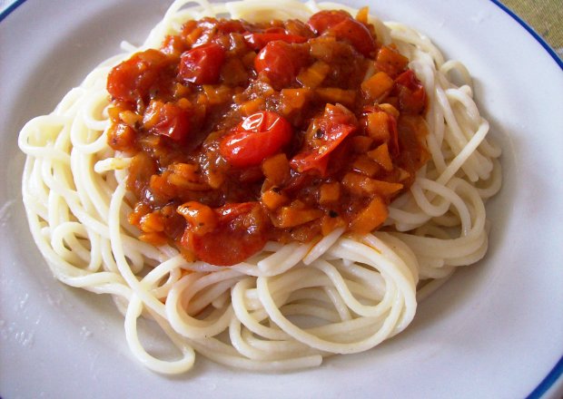 Fotografia przedstawiająca Spaghetti z pomidorami koktajlowymi