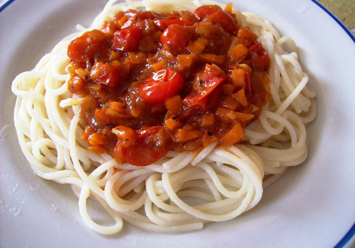 Spaghetti z pomidorami koktajlowymi foto