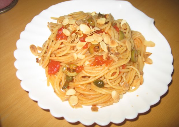 Fotografia przedstawiająca Spaghetti z pomidorami, oliwkami i kaparami