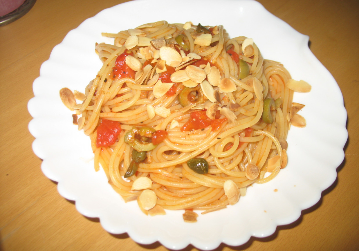 Spaghetti z pomidorami, oliwkami i kaparami foto