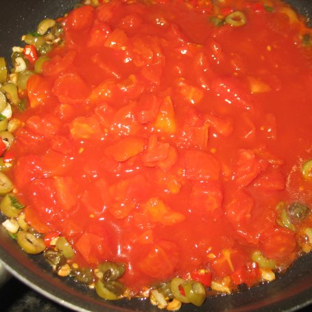Krok 3 - Spaghetti z pomidorami, oliwkami i kaparami foto