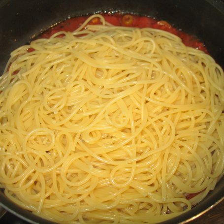 Krok 4 - Spaghetti z pomidorami, oliwkami i kaparami foto