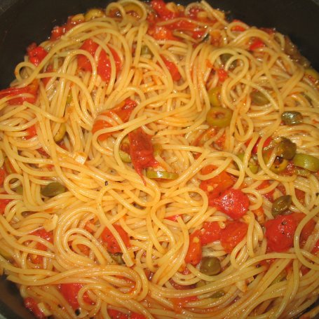Krok 5 - Spaghetti z pomidorami, oliwkami i kaparami foto