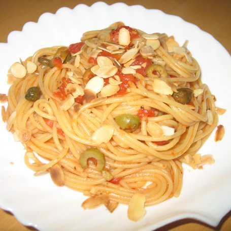 Krok 7 - Spaghetti z pomidorami, oliwkami i kaparami foto
