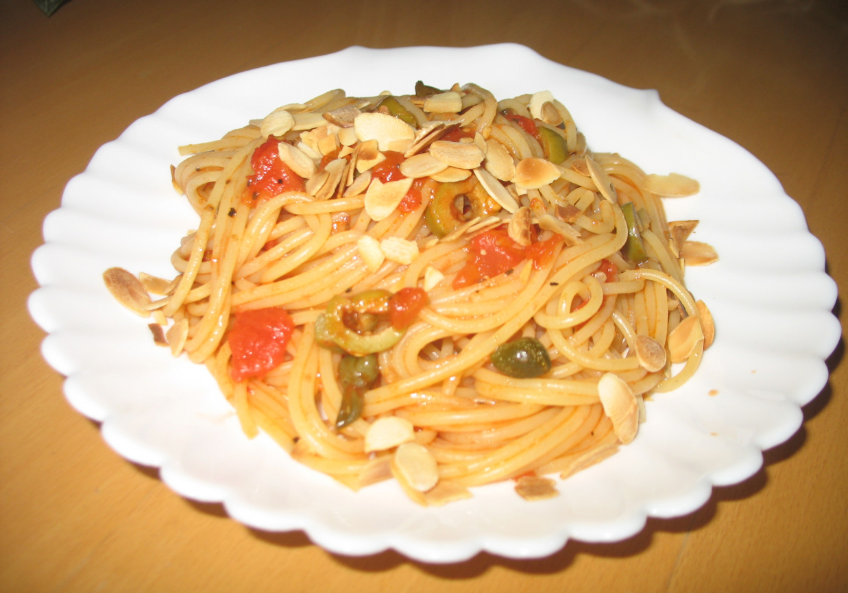 Spaghetti z pomidorami, oliwkami i kaparami foto