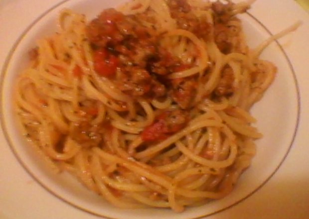 Fotografia przedstawiająca spaghetti z pomidorami